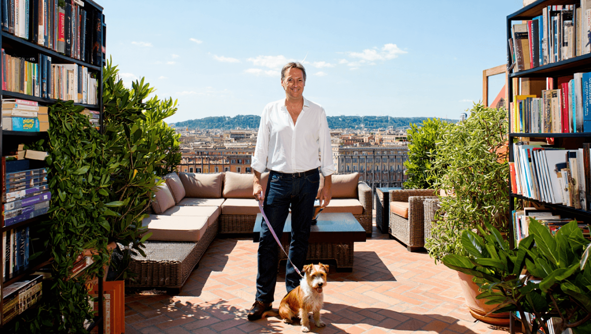 Marco Liorni, la casa da sogno nel cuore verde di Roma: il terrazzo, le librerie e le passeggiate col cane
