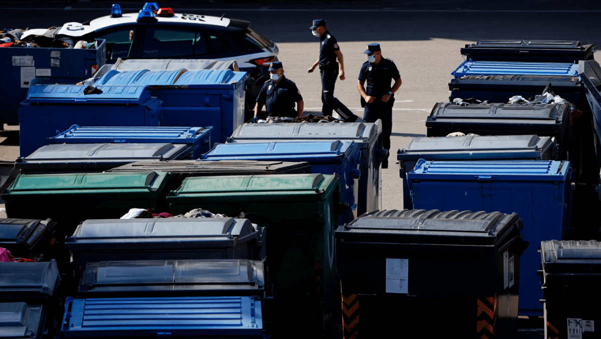 Scoperta una rete di traffico abusivo di vestiti a Udine, 40 cassonetti sequestrati e 4 denunce