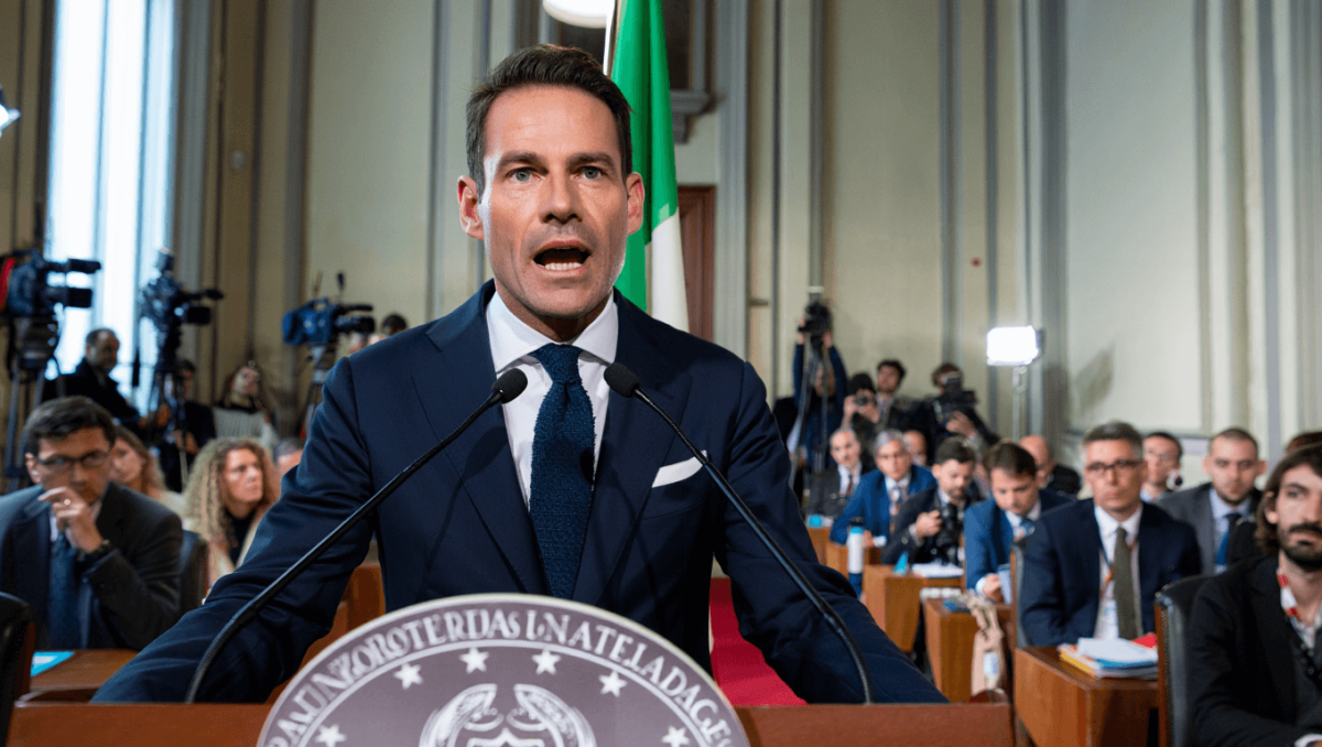 Manovra, c’è il sì definitivo. Misure per 22 miliardi. Il governo: “Abbiamo aumentato gli stipendi”. L’opposizione: “Disastro Meloni”