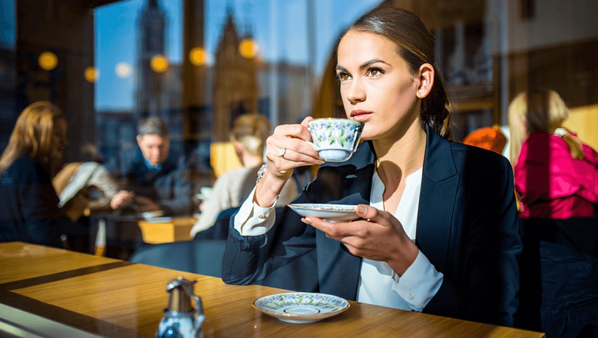 Alla "Momenteeria" la tazzina diventa rito. Anche con il gin