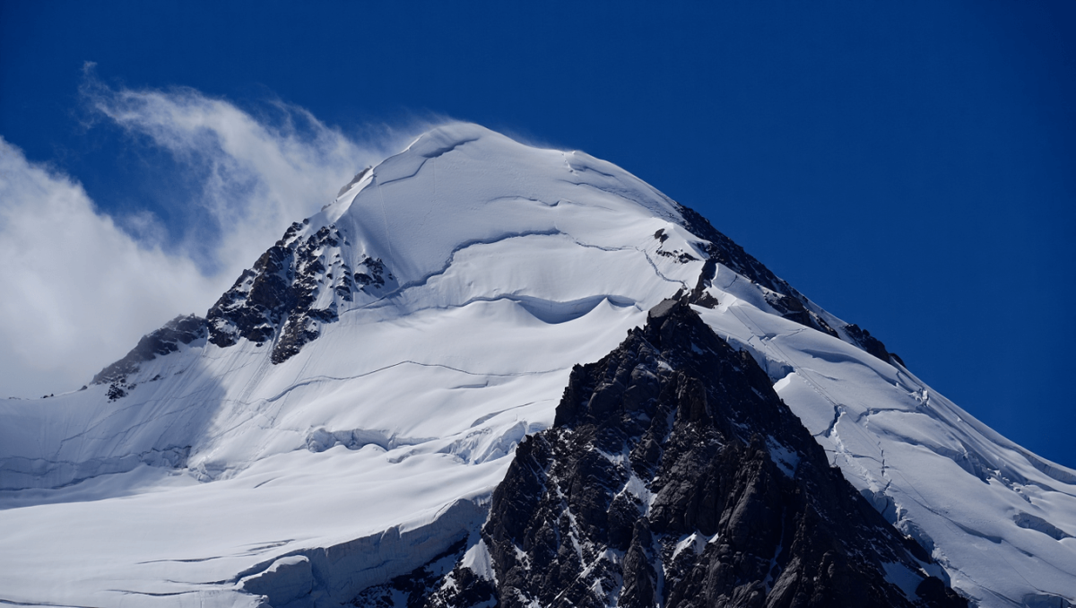 Il ghiaccio si scioglie e la vetta si abbassa, l’allarme sul Monte Bianco: “Impatto inaspettato”