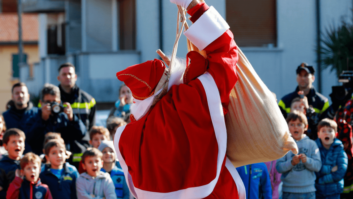 Ponte di Nona, Babbo Natale scende dall'alto e porta doni ai bambini: la sorpresa dei vigili del fuoco
