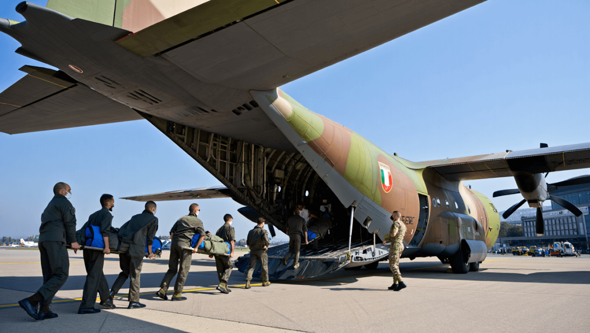 Crans-Montana, il C-130 con le salme dei ragazzi italiani a Linate