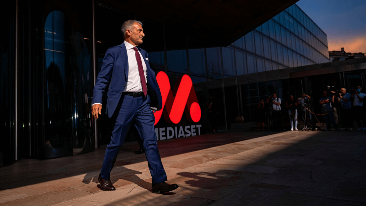 Signorini si autosospende da Mediaset con un comunicato: “Campagna calunniosa”