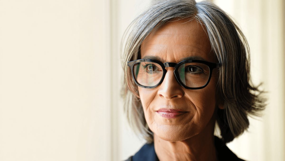 Quale taglio di capelli scegliere se indossi gli occhiali, il dilemma dopo i 50 anni: ecco alcune idee