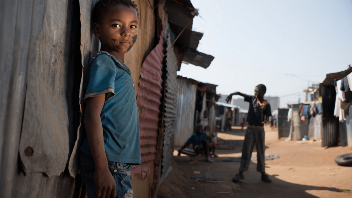 Rom e sinti, settemila minori nelle baraccopoli: l’infanzia negata nei campi