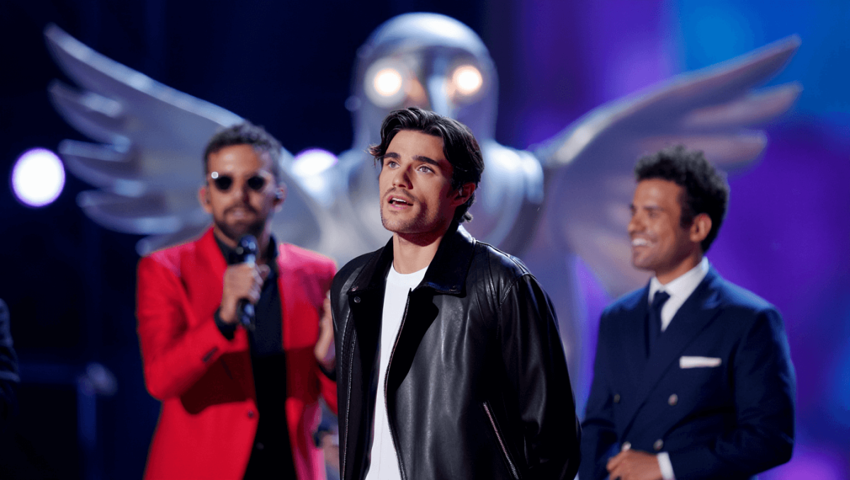 Dargen D'Amico a Sanremo 2026. Gli esordi con Guè Pequeno e Jake La Furia, “Corvo d'argento”, gli occhiali da sole: «La mia vita è divisa in due»