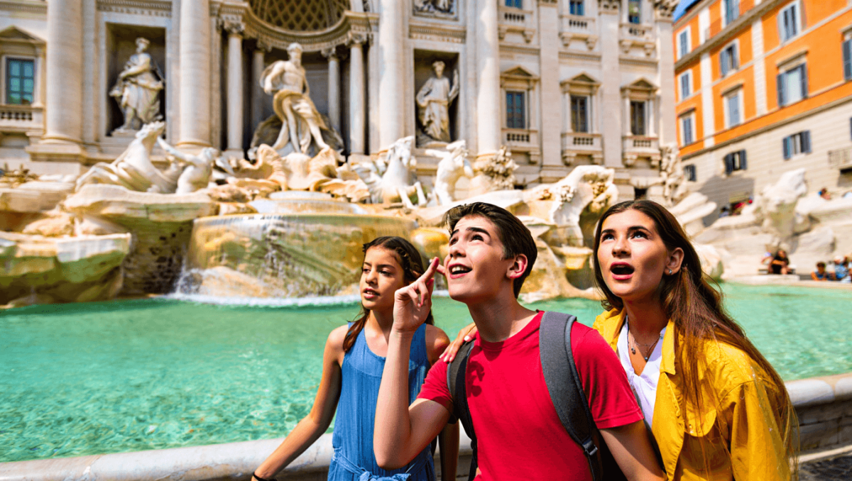Fontana di Trevi a pagamento, tre italiani su quattro sono d'accordo col biglietto a due euro