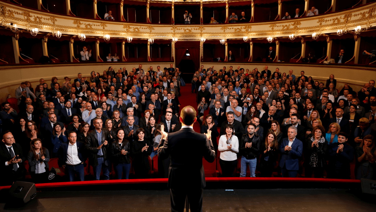 Il popolo di Gualtieri riempie il teatro Brancaccio: "Un sindaco che ha fatto tanto, non ci ha delusi"