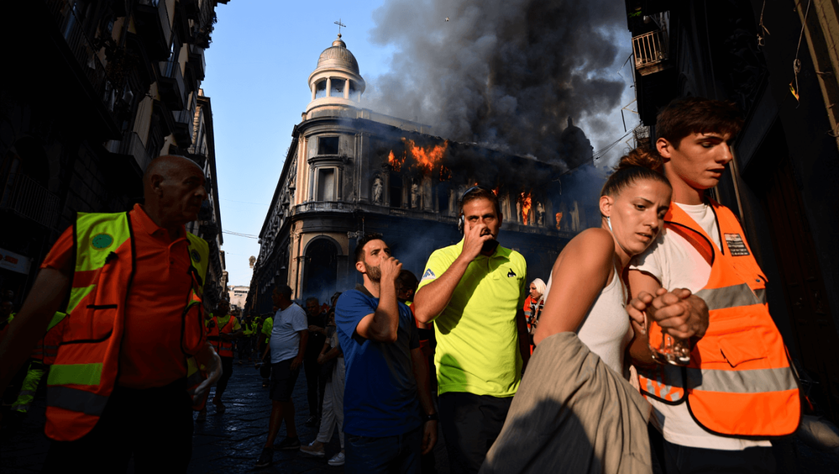 Incendio al teatro Sannazzaro di Napoli: persone intossicate e danni ai palazzi
