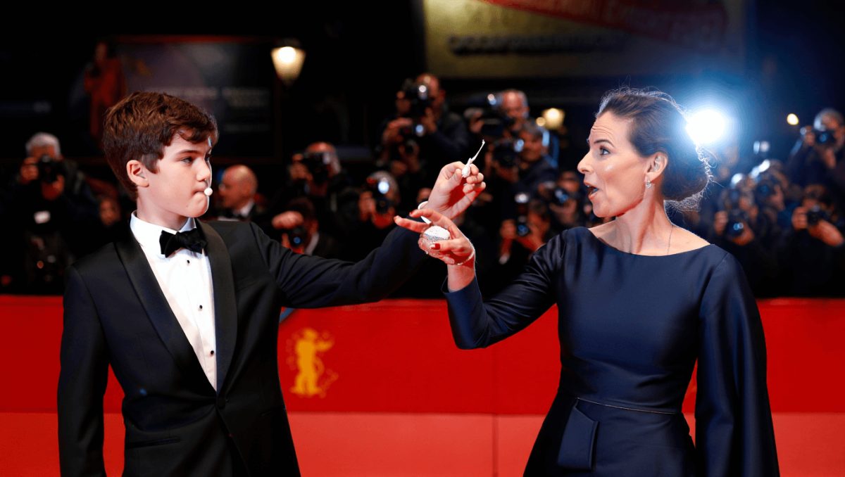 Jacob Elordi sputa la gomma da masticare e la dà in mano alla mamma: il gesto sul red carpet di Cime Tempestose