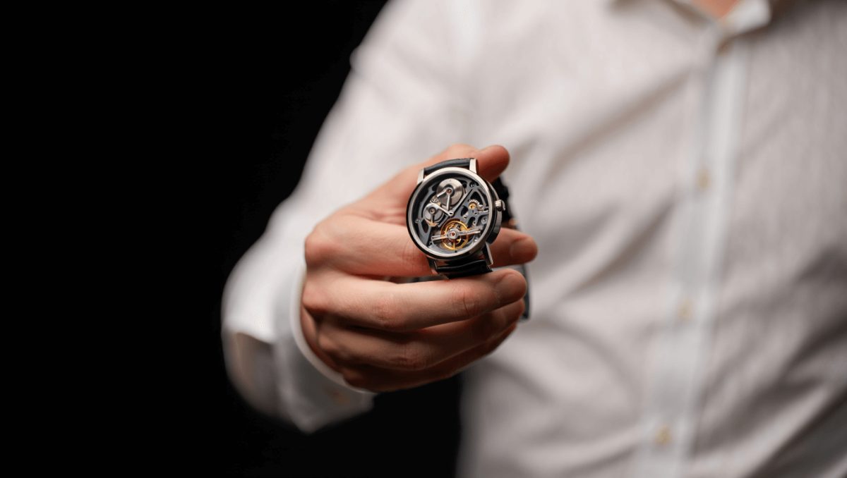 Essenzialità e eliminazione del logo per rivelare l'anima del tempo