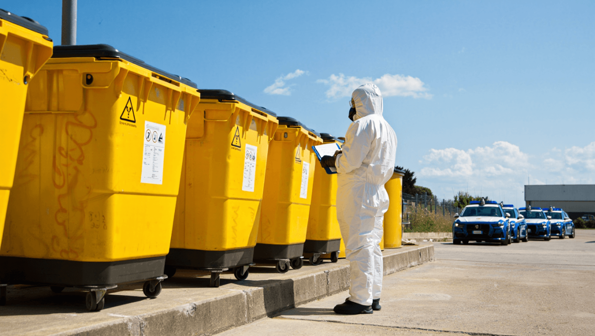 Fusti, elettrodomestici e prodotti in ferro. I rifiuti pericolosi accumulati in un sito di Niscemi: 20 misure a Caltanissetta