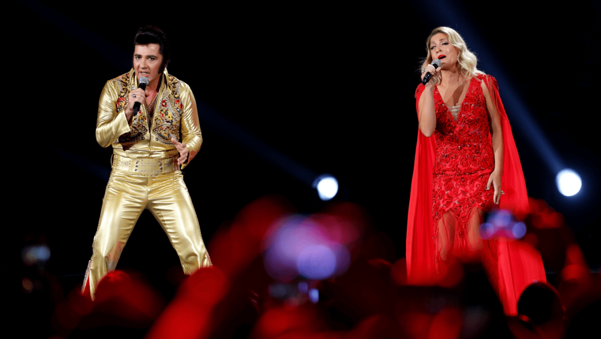 TonyPitony, chi è l’artista con la maschera di Elvis che arriva a Sanremo con Ditonellapiaga