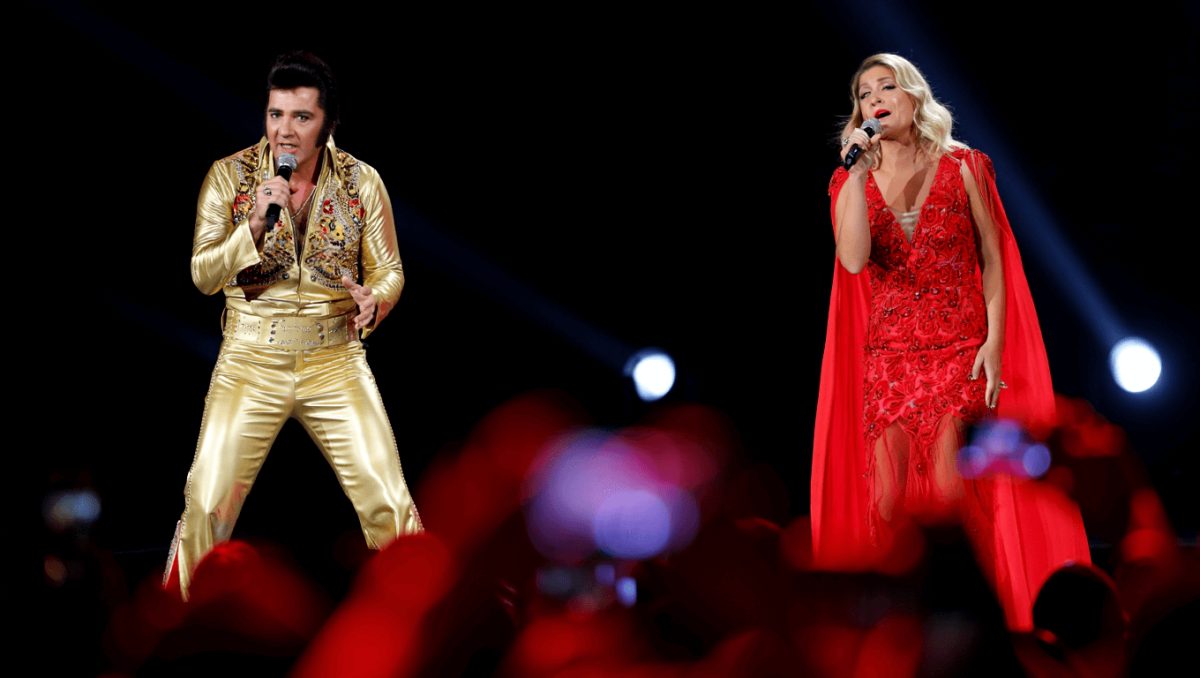 TonyPitony, chi è l’artista con la maschera di Elvis che arriva a Sanremo con Ditonellapiaga