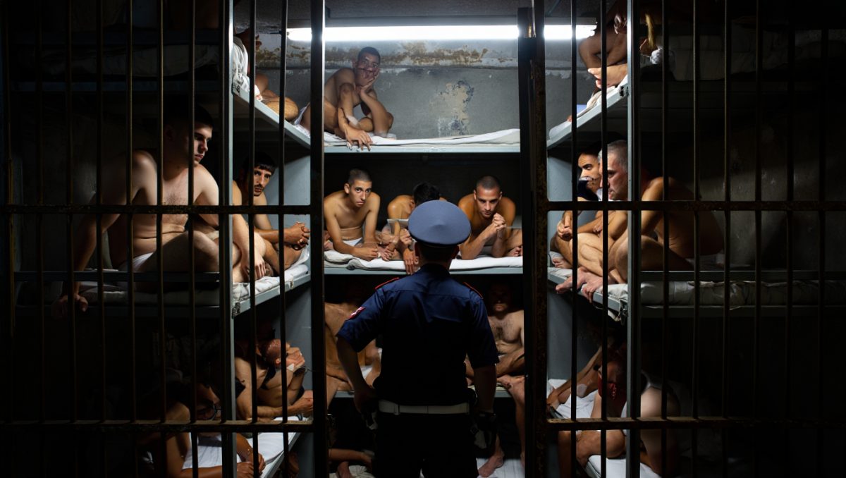 Giustizia, l’inchiesta sul collasso della polizia penitenziaria e sulle carceri sovraffollate