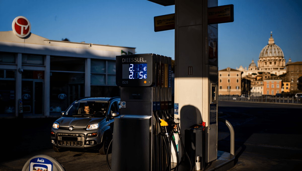 Caro carburanti, gasolio ancora alle stelle dopo il taglio delle accise: a Roma schizza di nuovo sopra i 2 euro