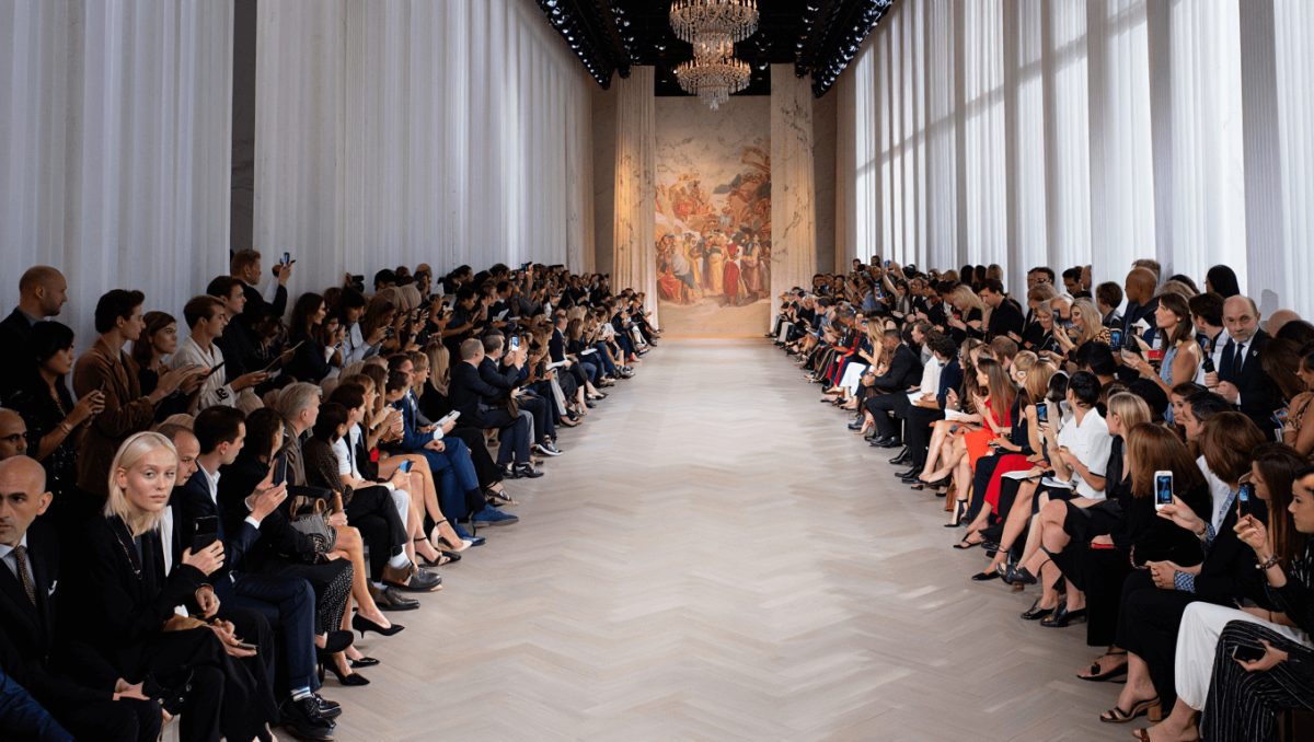 Succede di tutto a Sanremo: Sal Da Vinci esulta in ginocchio, piange e impazzisce di gioia