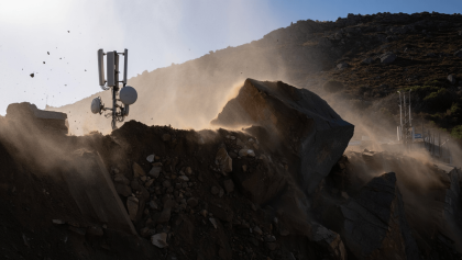 A Niscemi la frana “minaccia” il Muos, l’allarme per il rischio dell’inclinazione delle antenne e le radiazioni