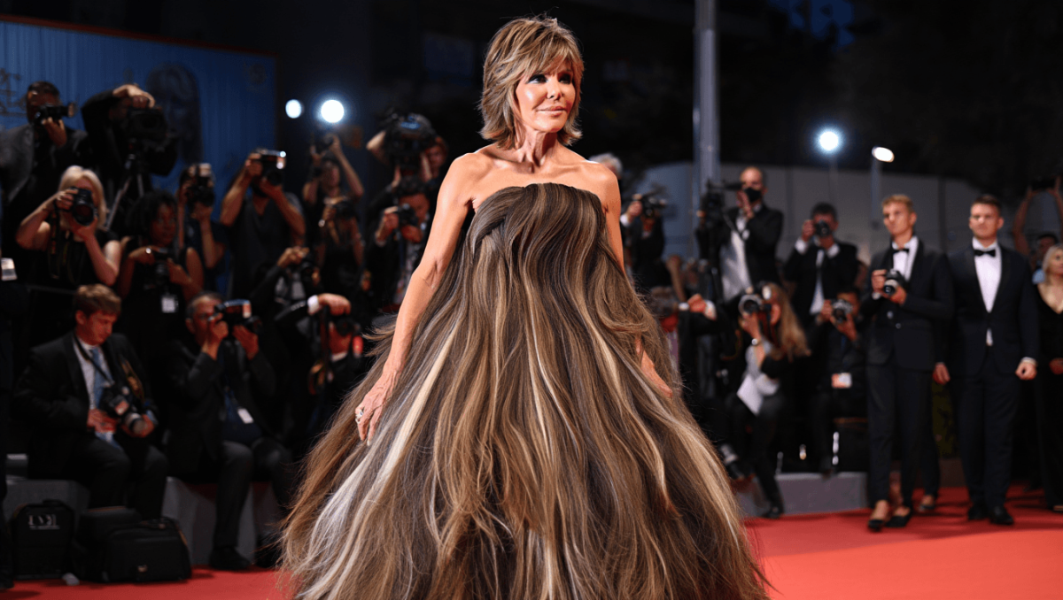 Oscar 2026, l'abito realizzato con 5 chili di capelli umani: il look "folle" di Lisa Rinna
