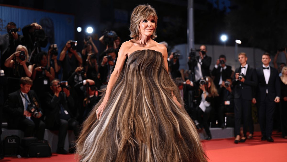 Oscar 2026, l'abito realizzato con 5 chili di capelli umani: il look "folle" di Lisa Rinna