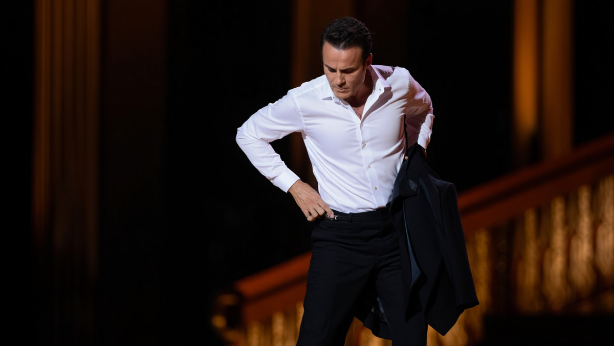 Gaffe Sanremo, Raf pizzicato mentre si sistema il pantalone prima di esibirsi: la foto è virale sui social