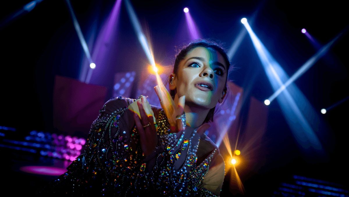 Sal Da Vinci canta, si emoziona e cade dal palco di Sanremo: che gaffe da Mara Venier