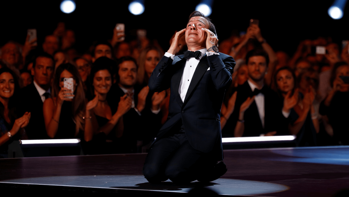 Sal Da Vinci riceve una maglia celebrativa dal Napoli poi canta "Per sempre sì": le foto dal Maradona