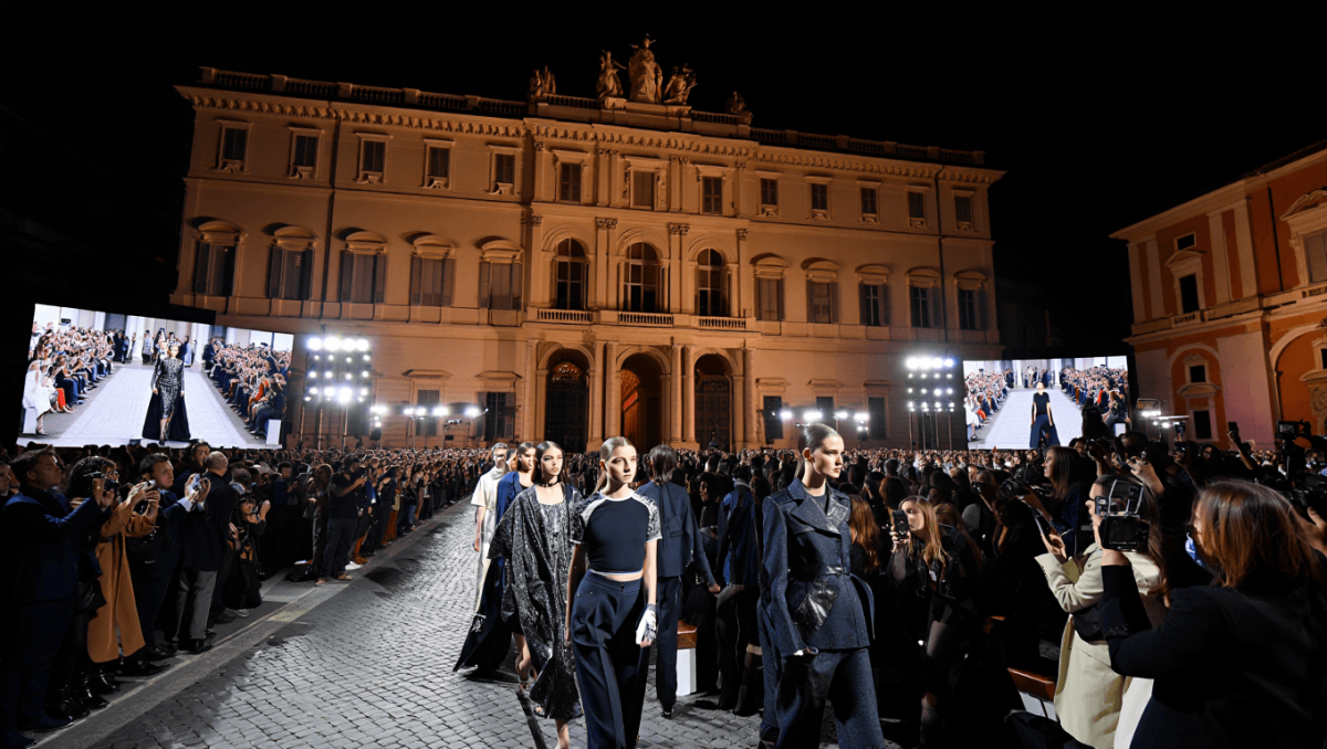 Valentino, la sfilata esce da Palazzo Barberini e arriva sui maxischermi di tutta Roma