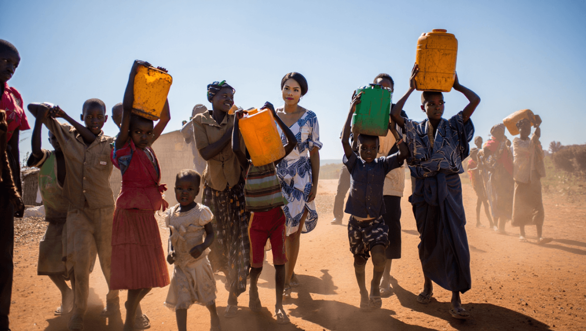 Acqua, sentire il peso delle taniche che donne e bambini portano a casa dai pozzi dopo km a piedi