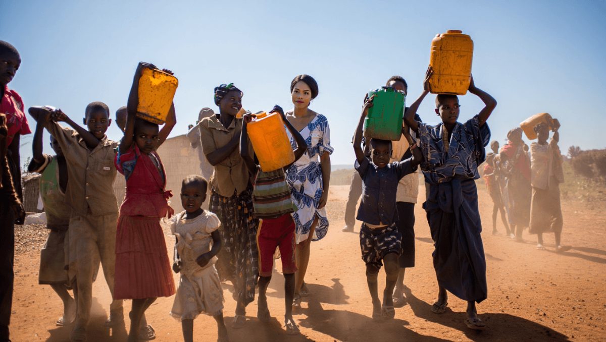 Acqua, sentire il peso delle taniche che donne e bambini portano a casa dai pozzi dopo km a piedi