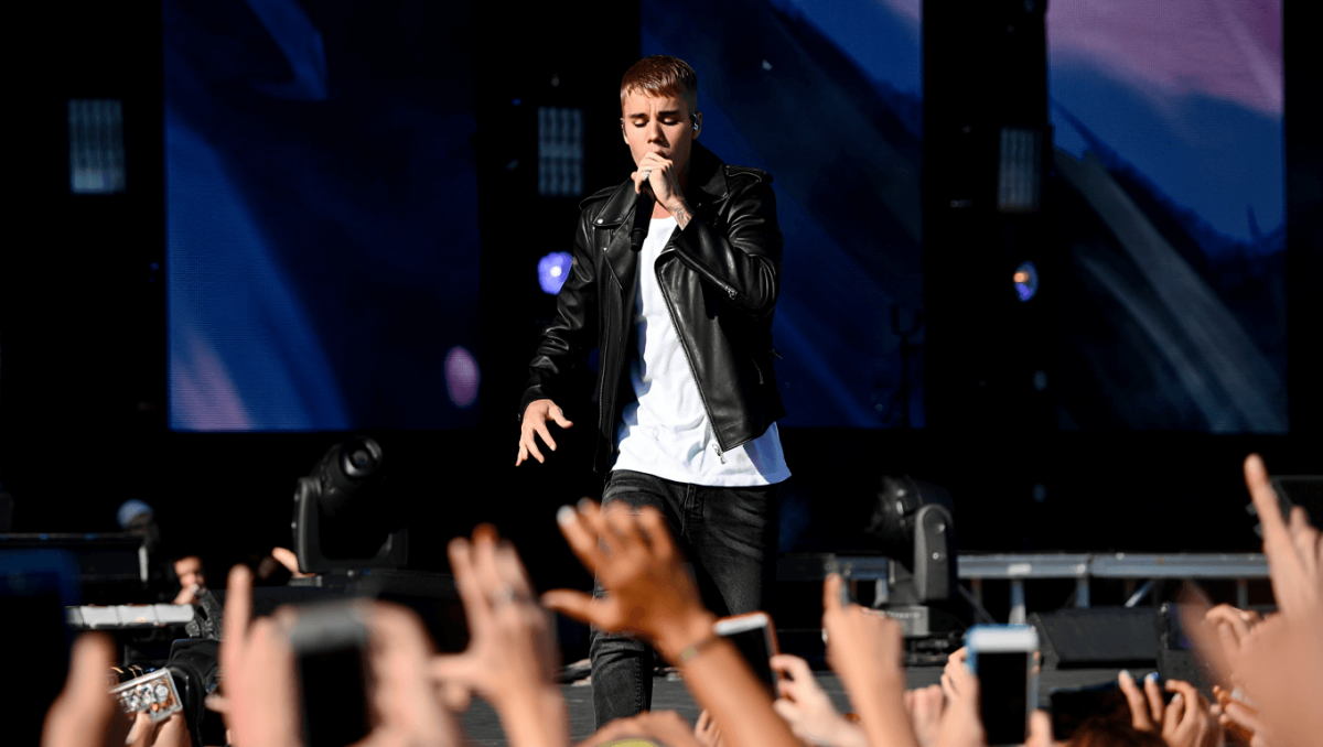 Justin Bieber a Coachella 2026. Ma l’esibizione divide. Il momento più discusso? Quando canta con se stesso