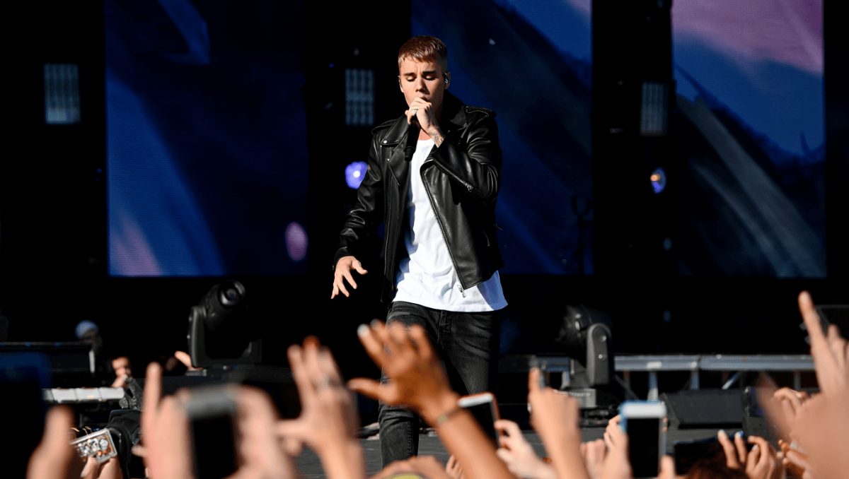 Justin Bieber a Coachella 2026. Ma l’esibizione divide. Il momento più discusso? Quando canta con se stesso