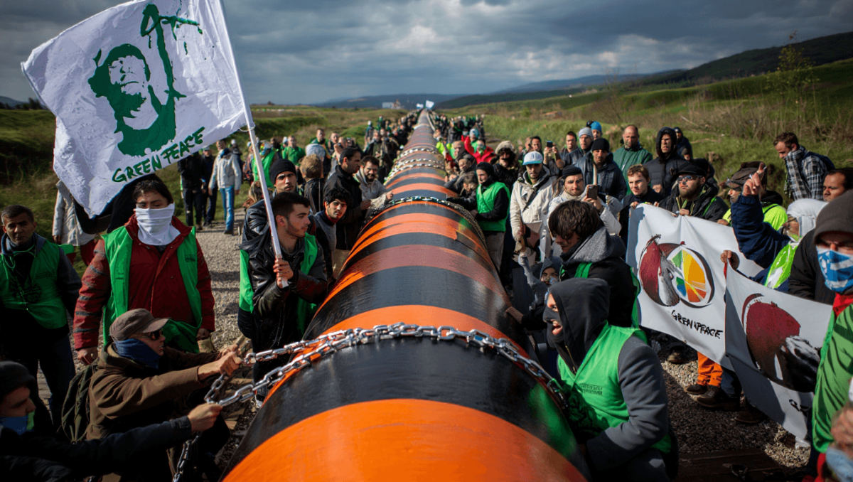 Storica protesta contro l’oleodotto caro a Trump. Dopo la condanna record, Greenpeace chiede un nuovo processo