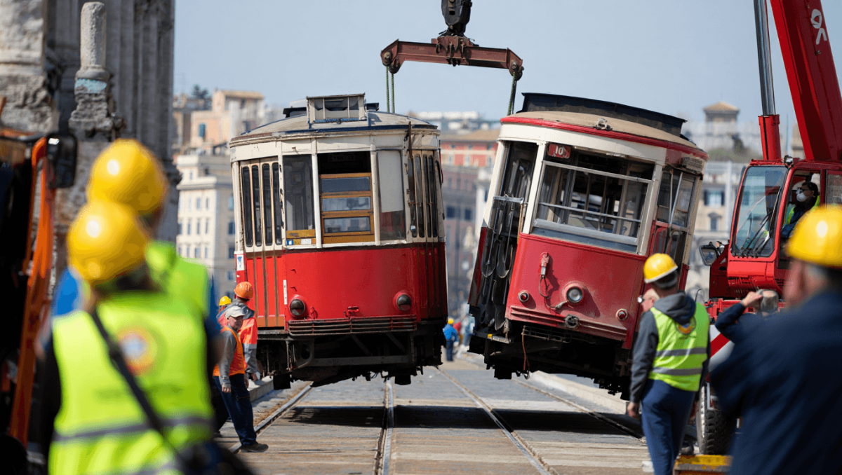 Tram a metà per cinque settimane, ecco come cambia il servizio: navette sostitutive e nuove fermate