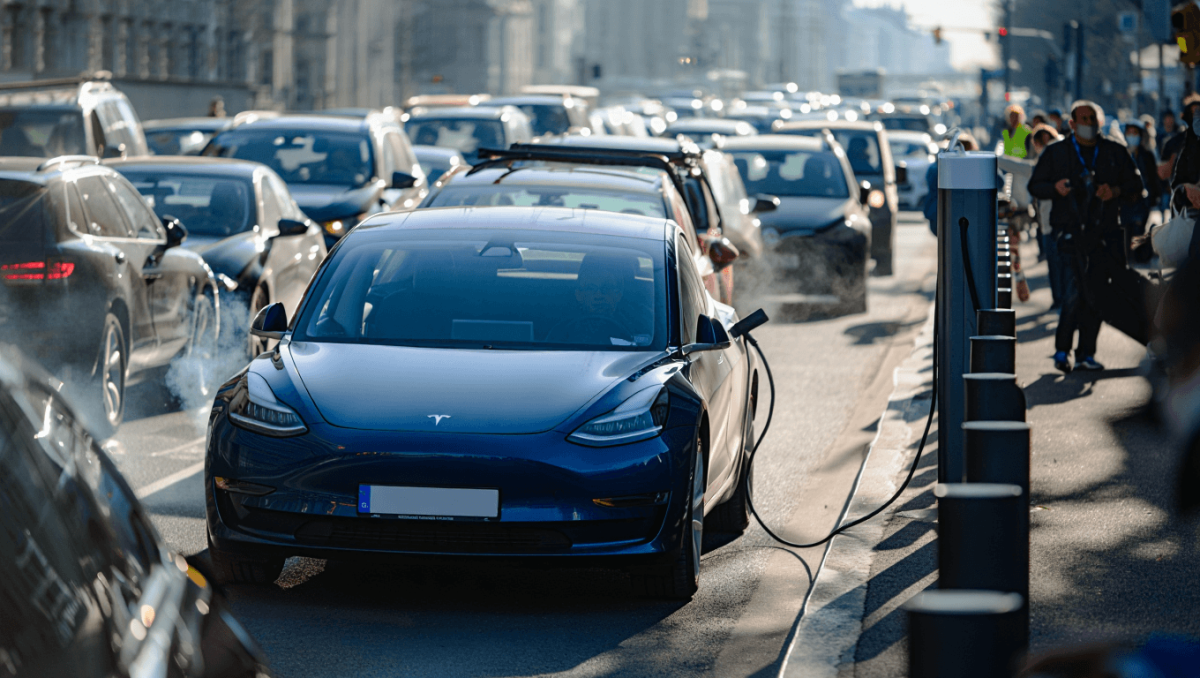 Auto blu, la pubblica amministrazione dà il cattivo esempio: meno vetture elettriche, più emissioni e norme violate