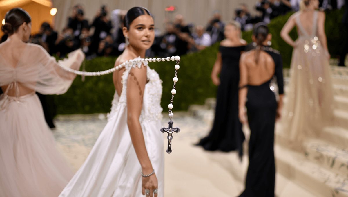 Naomi Osaka al Met Gala 2026, look da "anatomia umana" e dettaglio dei guanti