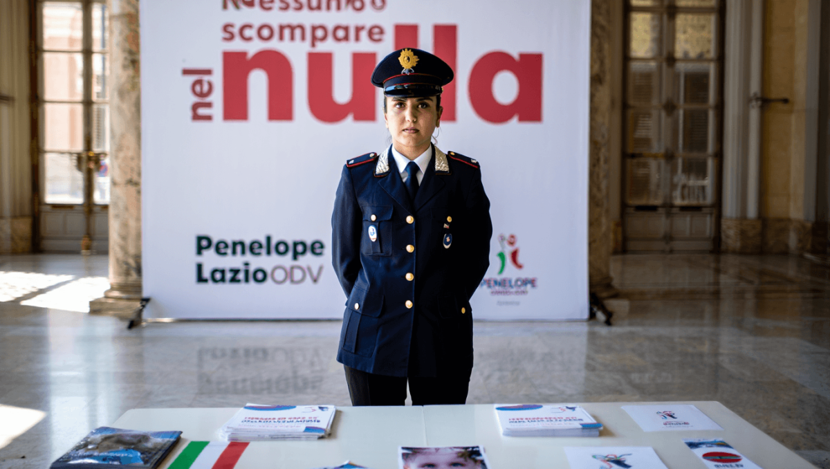 "Nessuno scompare nel nulla": a Termini polizia e Penelope Lazio per la giornata internazionale dei minori scomparsi