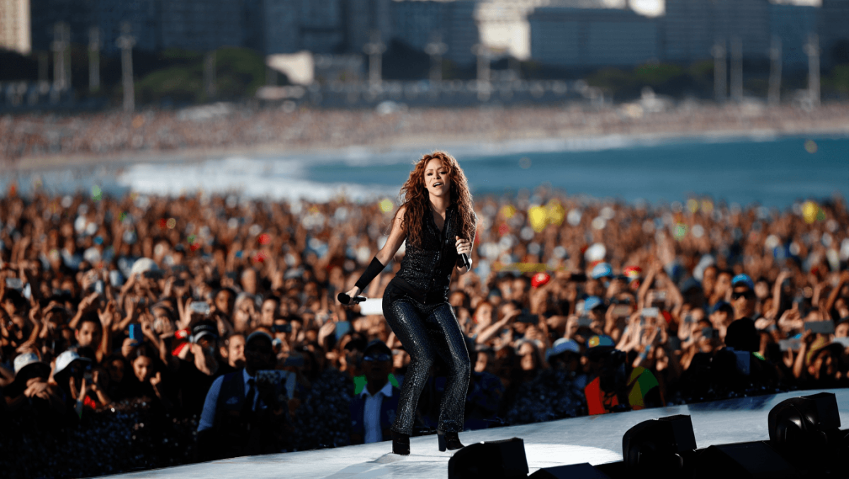"Io sono una di loro": Shakira infiamma Copacabana e lancia una stoccata a Piqué