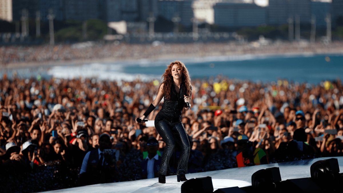 "Io sono una di loro": Shakira infiamma Copacabana e lancia una stoccata a Piqué