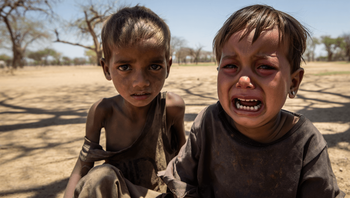 Il clima ruba l’infanzia: ogni grado in più aumenta i bambini colpiti da arresto della crescita, anche cerebrale