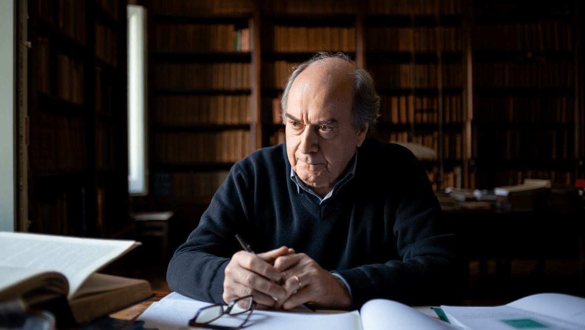 La storia come un romanzo, Carlo Ginzburg e quell’indagare profondo dei fenomeni sociali che diventa racconto collettivo