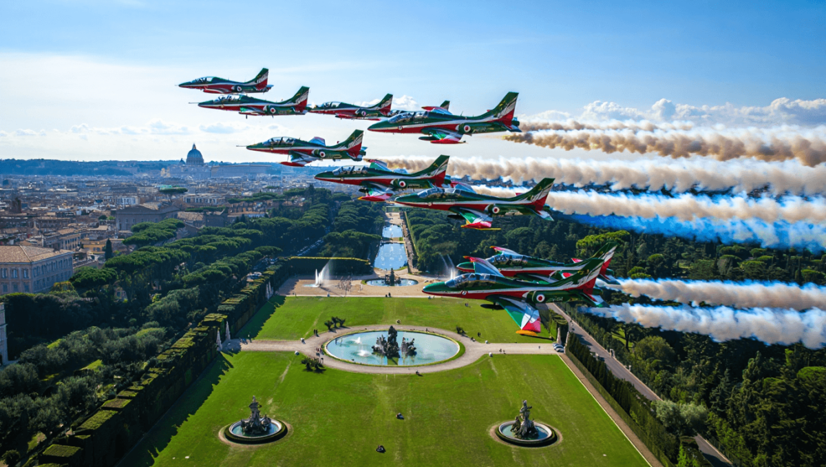 Le Frecce Tricolori colorano i cieli sopra Villa Borghese