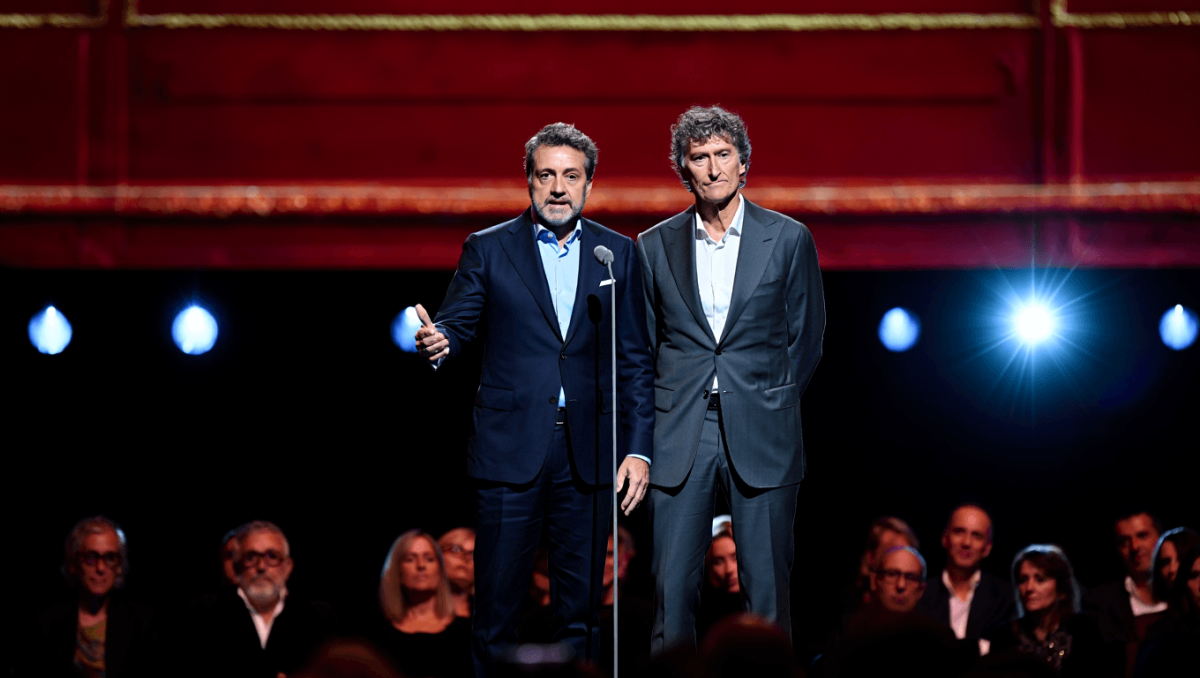 ​Stefano De Martino e Gerry Scotti, l'appello ai direttori della tv: «Fateci finire alle 21:30». Scambio di pacchi e regali al Premio Biagio Agnes