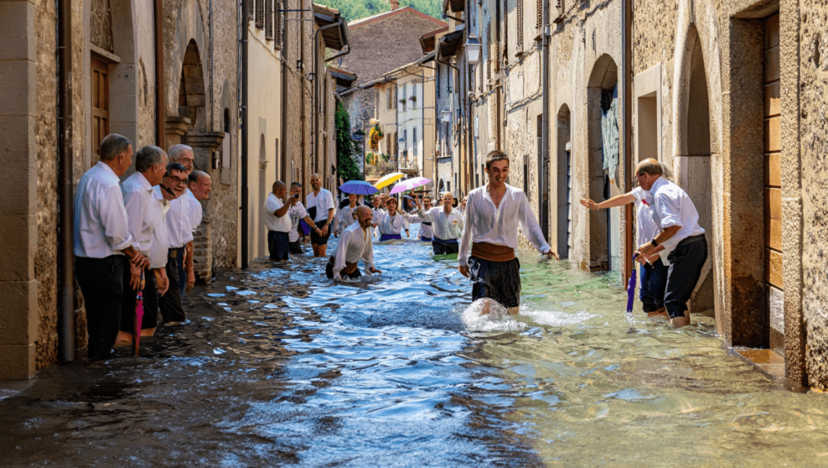 L’evento che trasforma un borgo in un fiume: biglietti per ‘A Chiena 2026