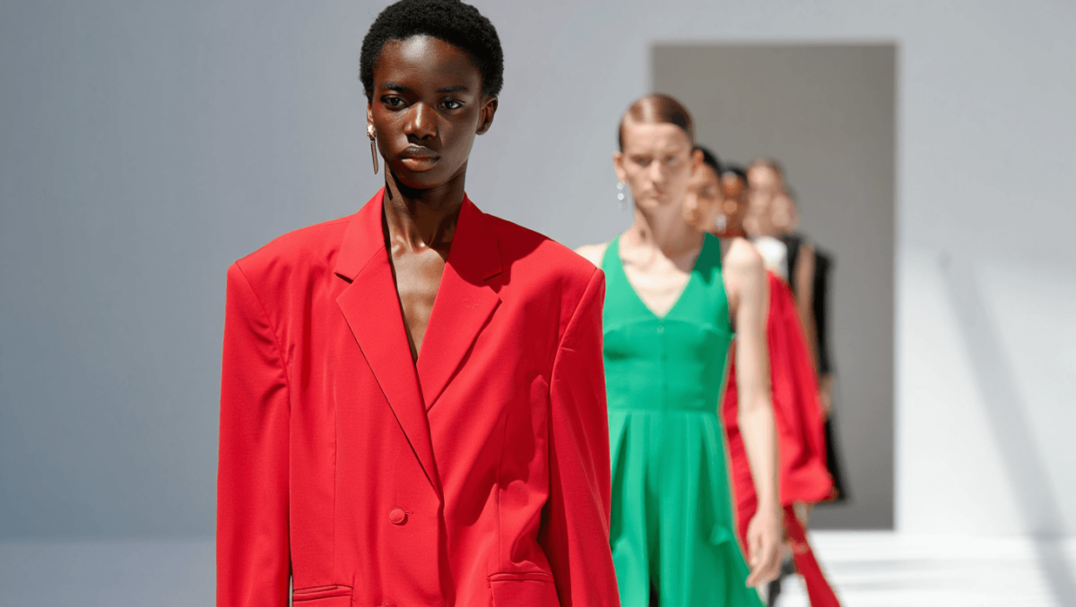 Memoria, volumi e colore. Piccioli firma Balenciaga