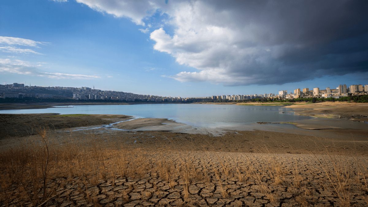 Terza ondata di calore nelle città, mentre siccità e inquinamento minacciano i laghi. Ecco la mappa di Legambiente