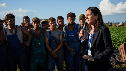 Caporalato, la ministra Calderone parla di depenalizzazioni mai avvenute: “Sarà il caldo?”