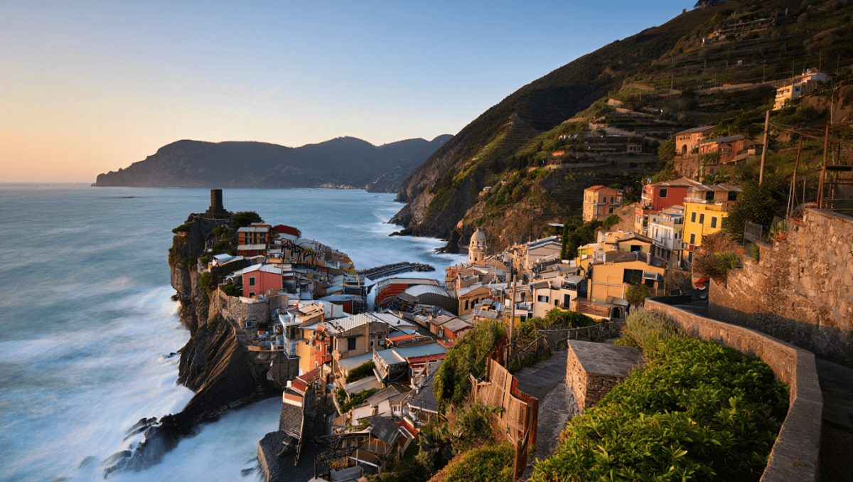 Cinque Terre, il mare avanza: Monterosso e Vernazza a rischio entro il 2150. Lo studio