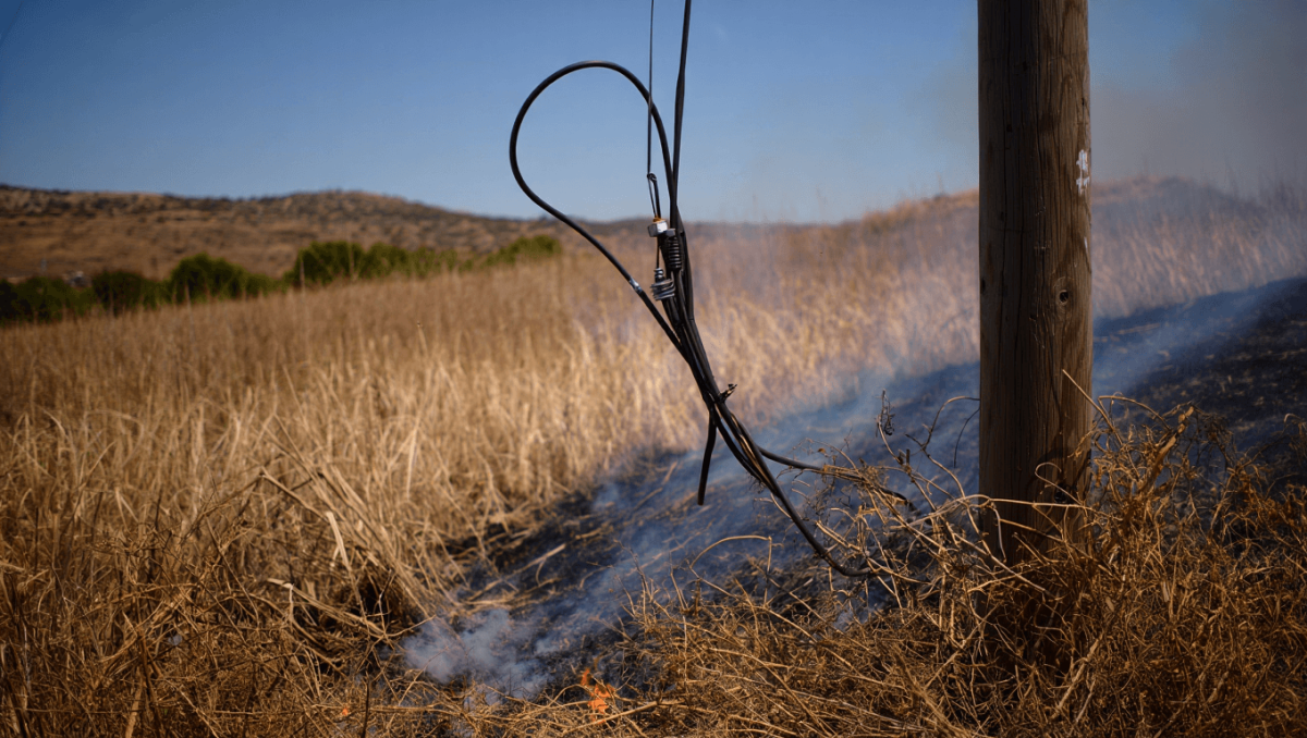 La caduta di un cavo elettrico e la vegetazione secca per il caldo estremo tra le cause dell’incendio in Andalusia